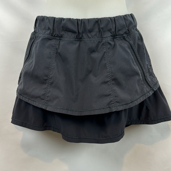 Lululemon In a Flash Multi-Layer Black Gray Laser Cut Ruffle Skirt Skort Size 4 - Picture 4 of 10